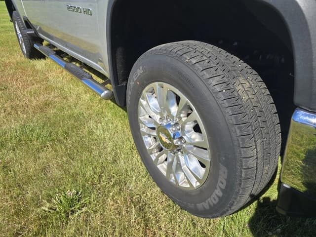Image of Chevrolet 2500HD equipment image 3
