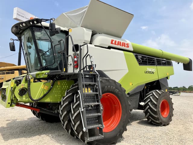 Image of CLAAS Lexion 7400 equipment image 1