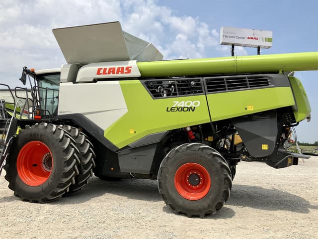 Image of CLAAS Lexion 7400 equipment image 2