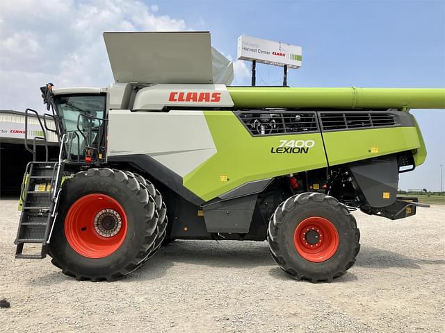 Image of CLAAS Lexion 7400 equipment image 1