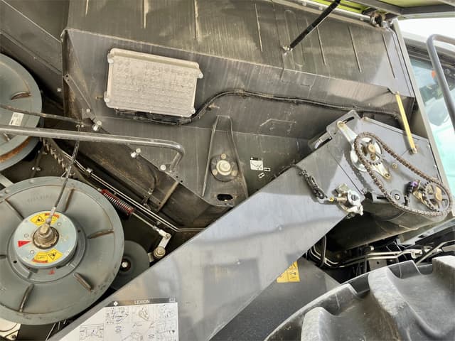 Image of CLAAS Lexion 7400 equipment image 4