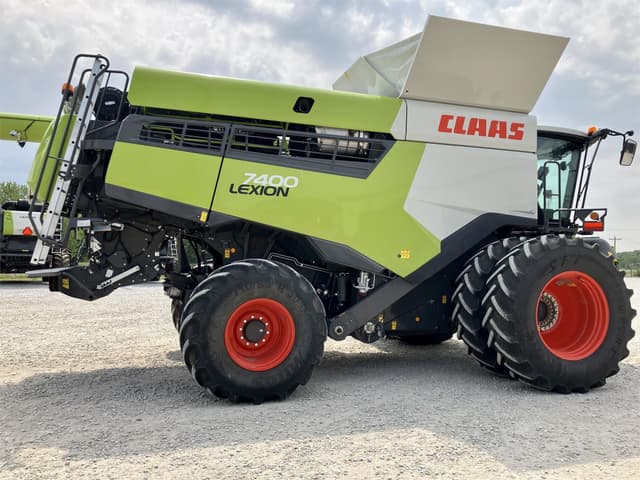 Image of CLAAS Lexion 7400 equipment image 3