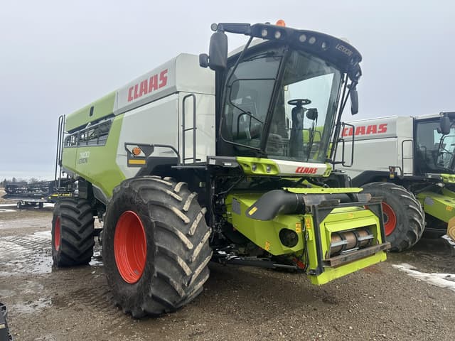 Image of CLAAS Lexion 7400 equipment image 1