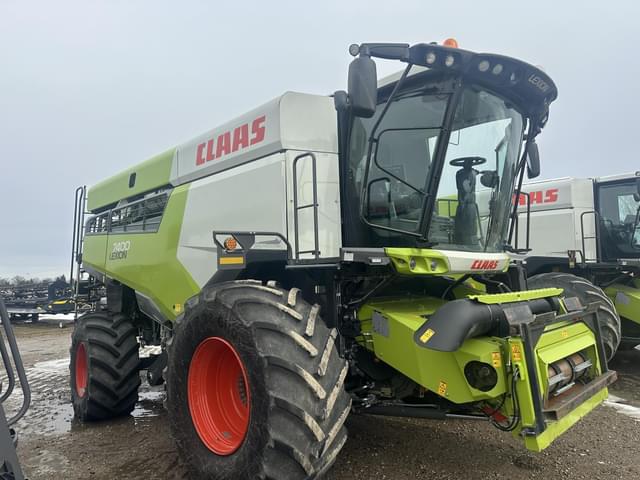 Image of CLAAS Lexion 7400 equipment image 2
