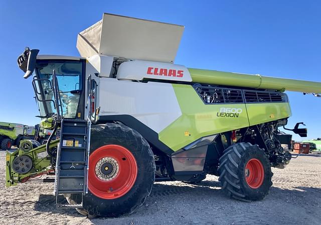 Image of CLAAS Lexion 8600 equipment image 2