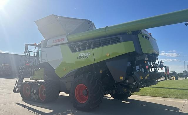 Image of CLAAS Lexion 8700TT equipment image 2