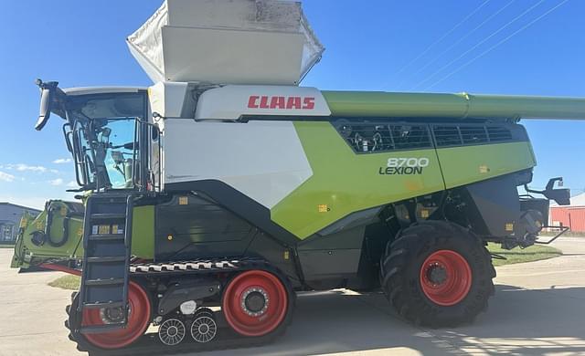 Image of CLAAS Lexion 8700TT equipment image 1