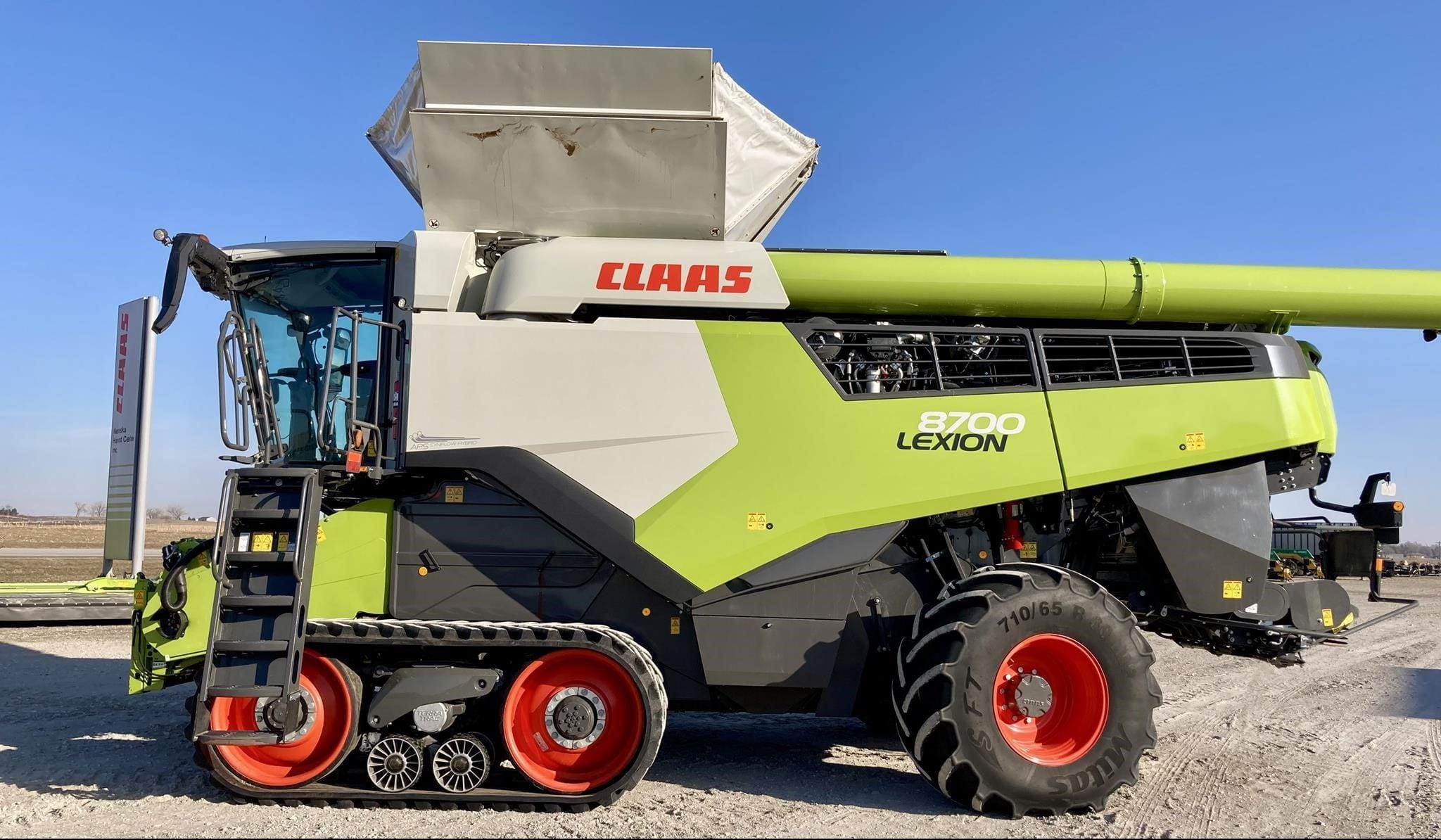 2023 CLAAS Lexion 8700TT Equipment Image0