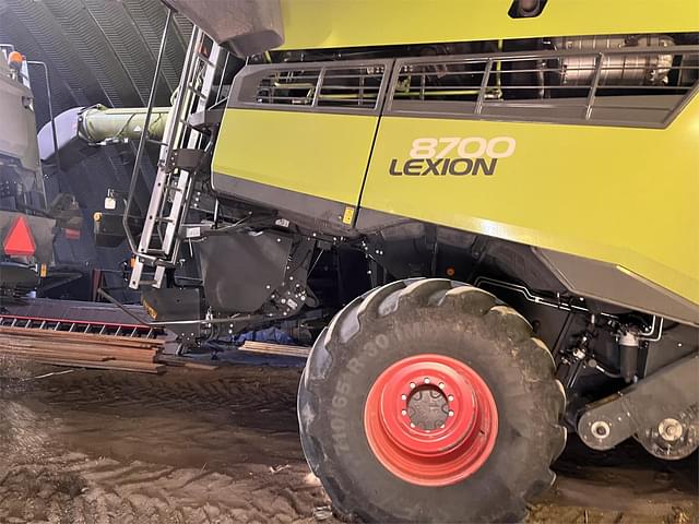 Image of CLAAS Lexion 8700TT equipment image 2