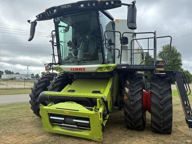 Image of CLAAS Trion 740 equipment image 2