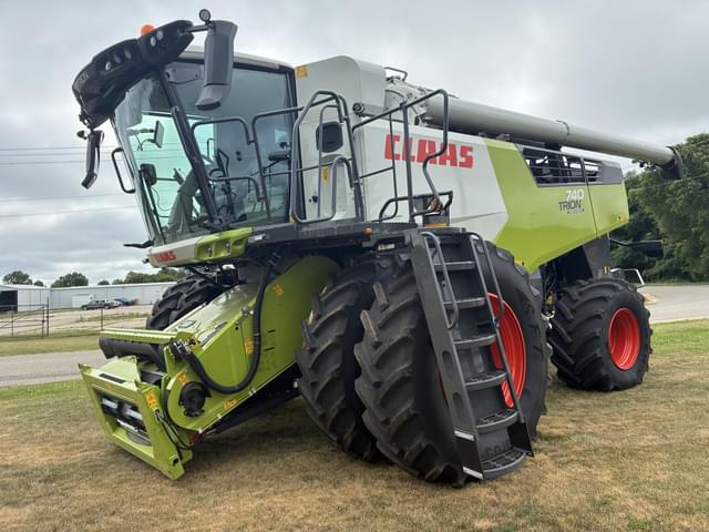 Image of CLAAS Trion 740 equipment image 3