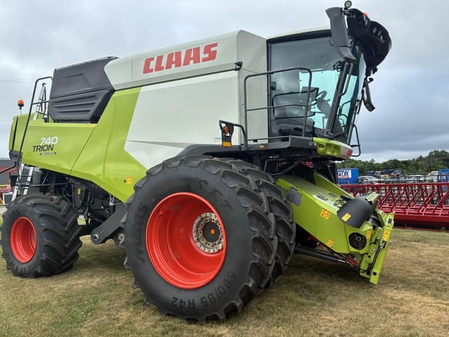 Image of CLAAS Trion 740 equipment image 1