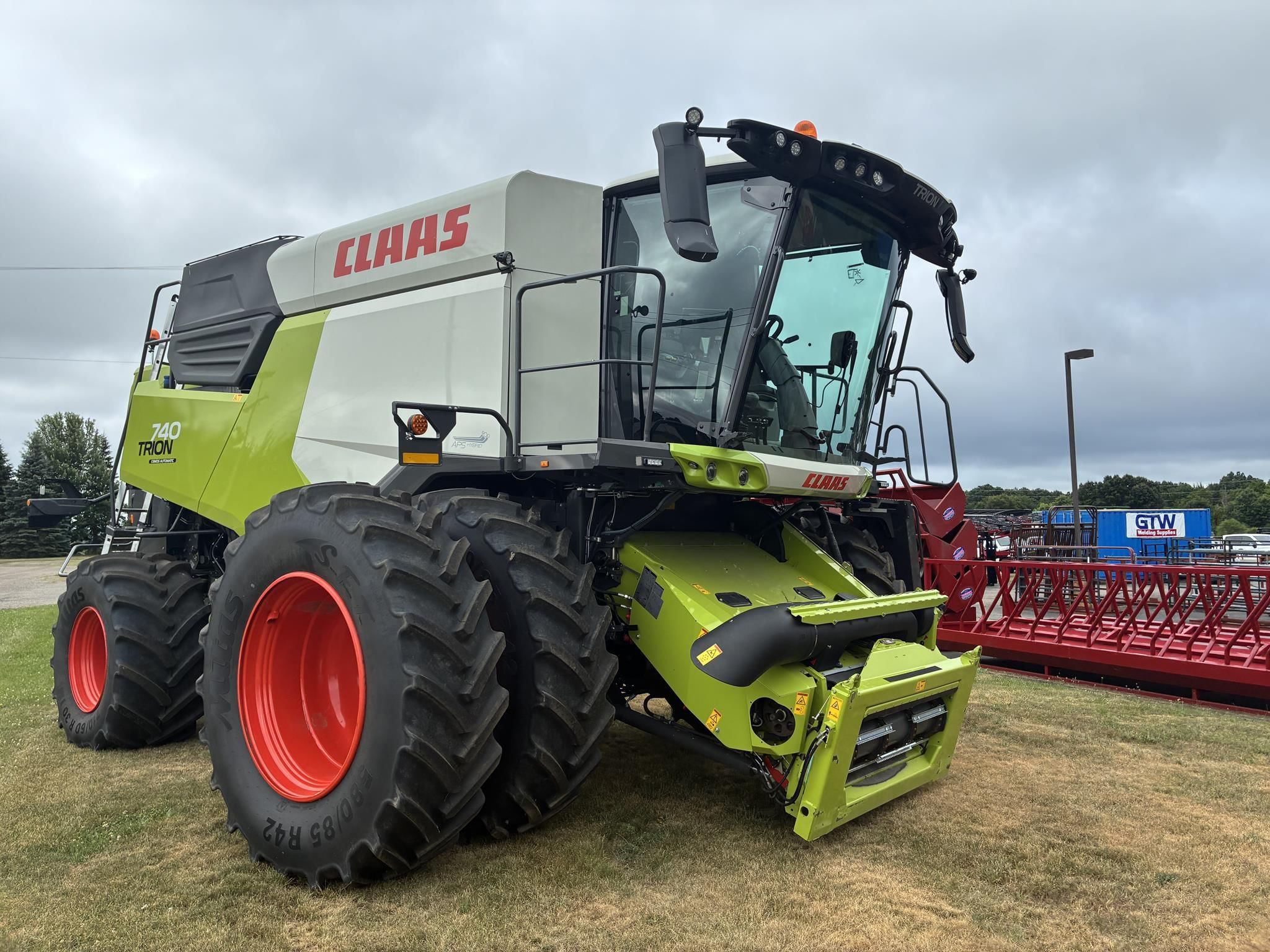 2023 CLAAS Trion 740 Equipment Image0
