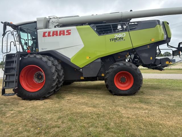 Image of CLAAS Trion 740 equipment image 4