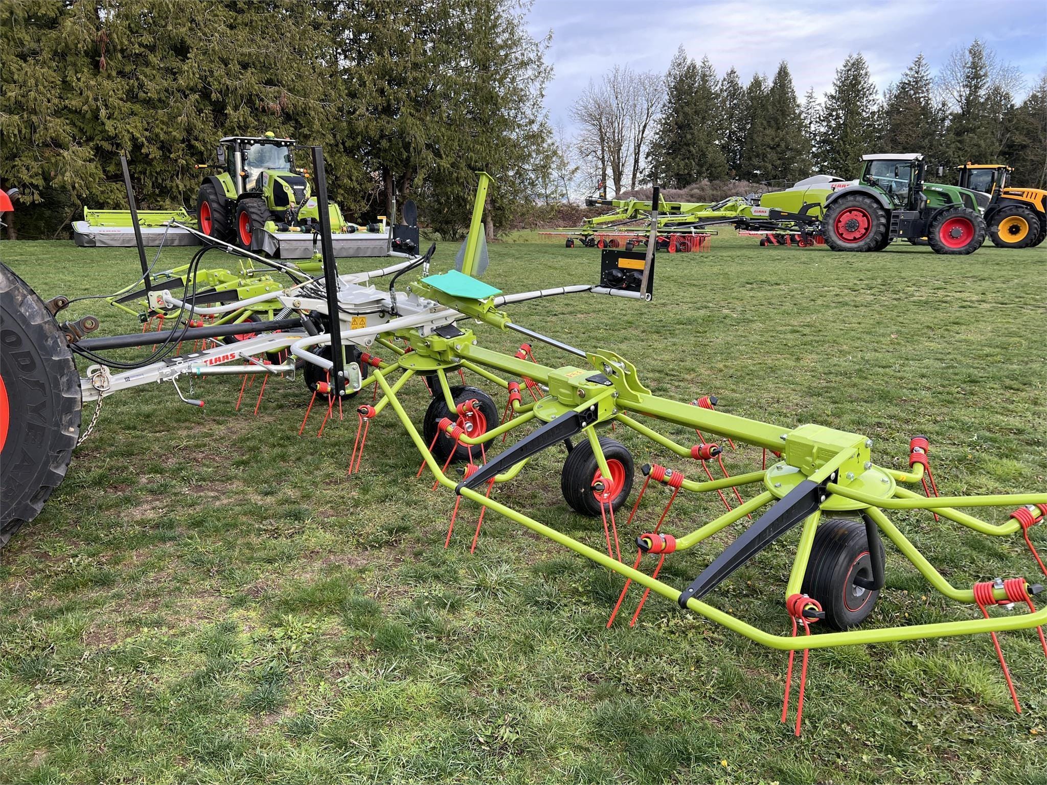 2023 CLAAS Volto 800TH Equipment Image0