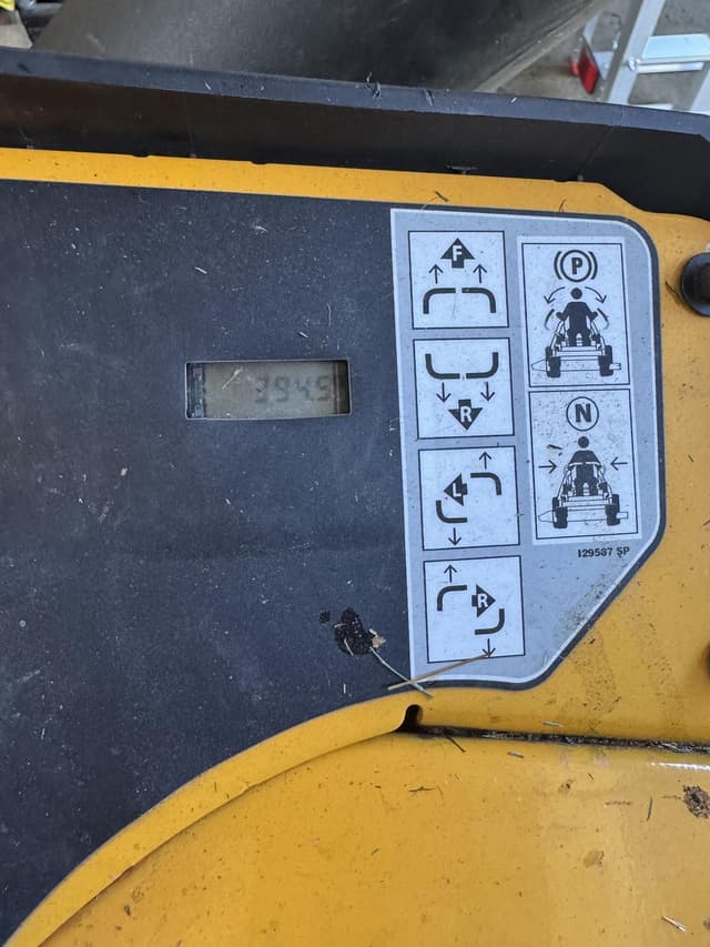 Image of Cub Cadet PRO X600 equipment image 4