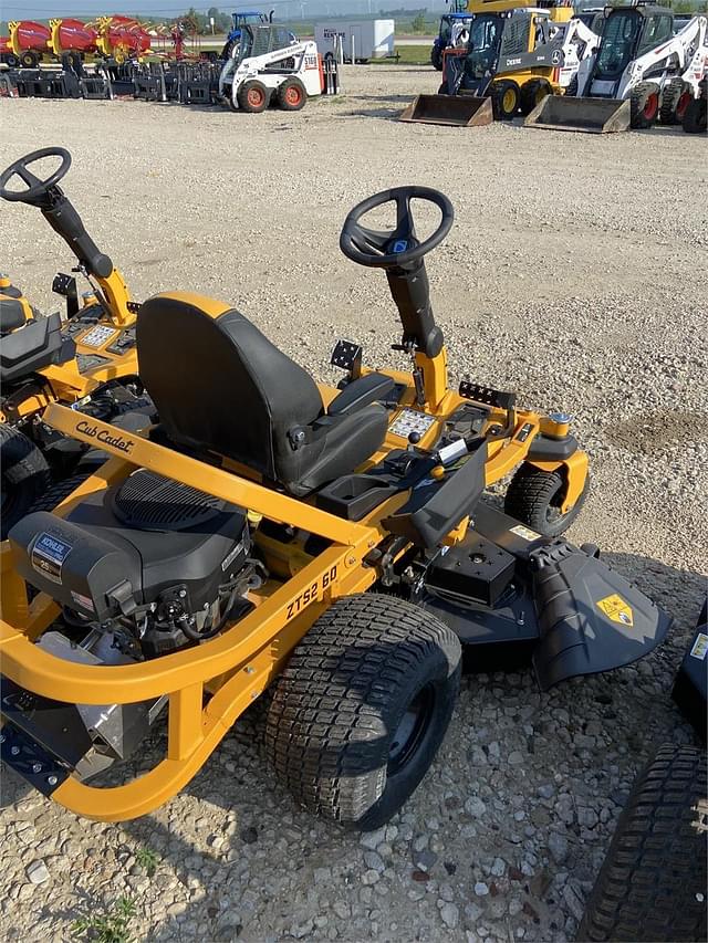 Image of Cub Cadet Ultima ZTS2 equipment image 2