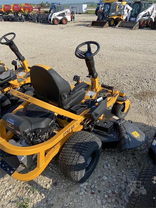 Image of Cub Cadet Ultima ZTS2 equipment image 2