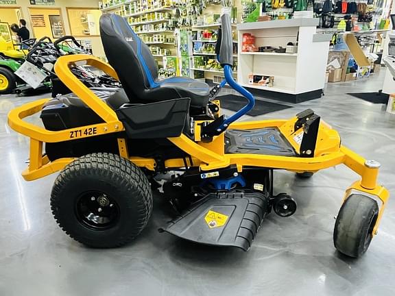 Image of Cub Cadet Ultima ZT1 equipment image 2