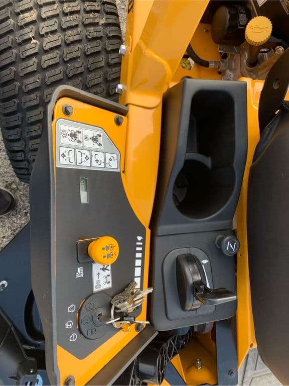 Image of Cub Cadet Ultima ZT3 equipment image 3