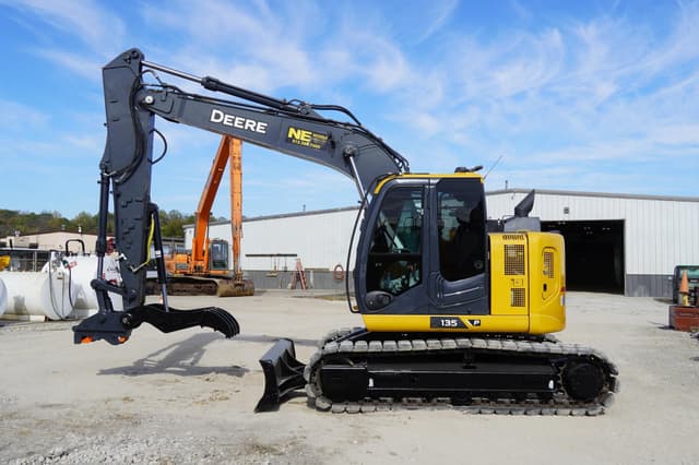 Image of John Deere 135P equipment image 1