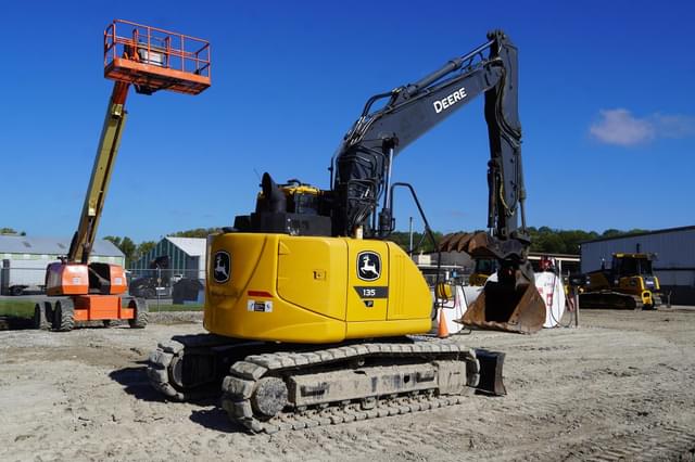 Image of John Deere 135P equipment image 1