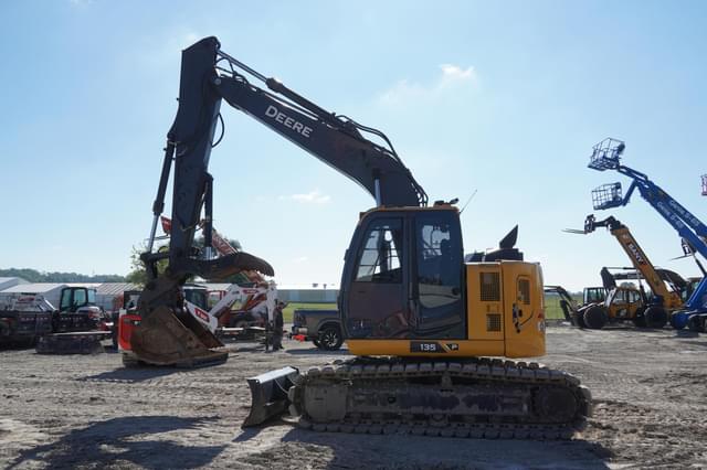 Image of John Deere 135P equipment image 4