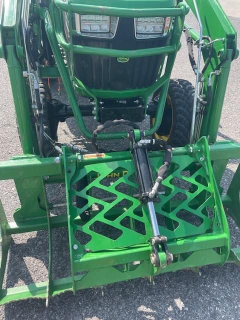 Image of John Deere 2032R equipment image 3