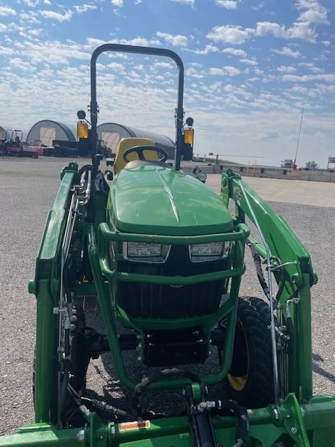Image of John Deere 2032R equipment image 4