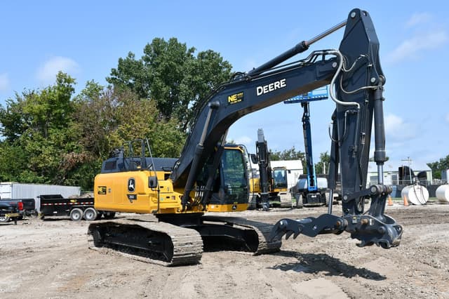 Image of John Deere 250P equipment image 3
