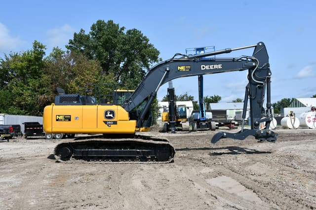 Image of John Deere 250P equipment image 4