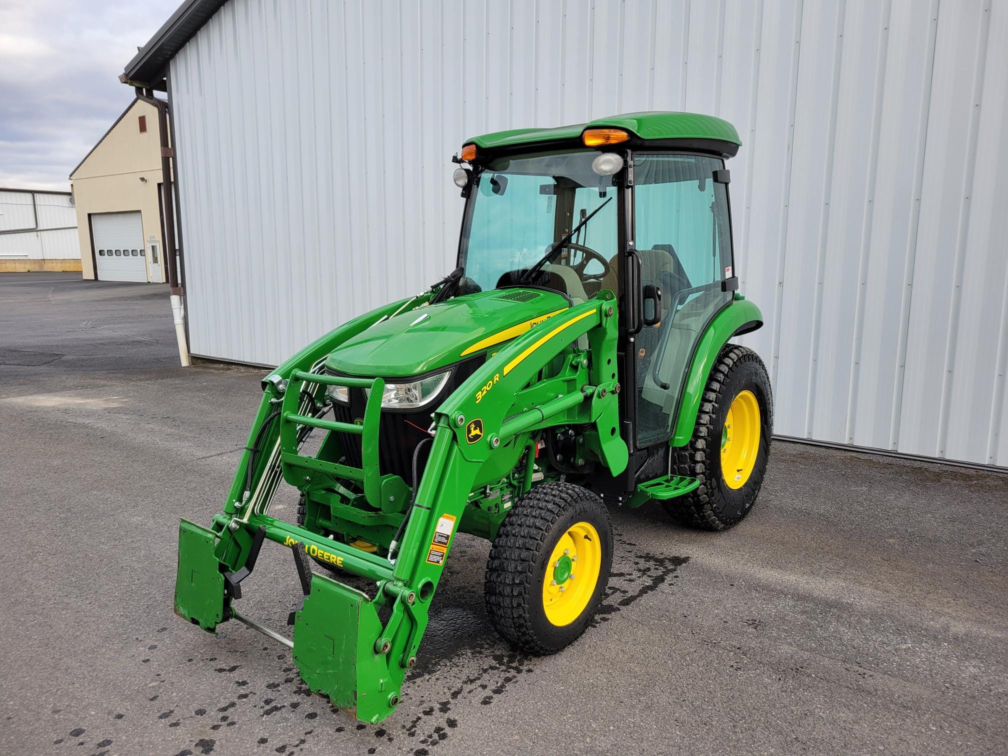 2023 John Deere 3039R Equipment Image0