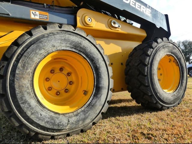 Image of John Deere 332G equipment image 4