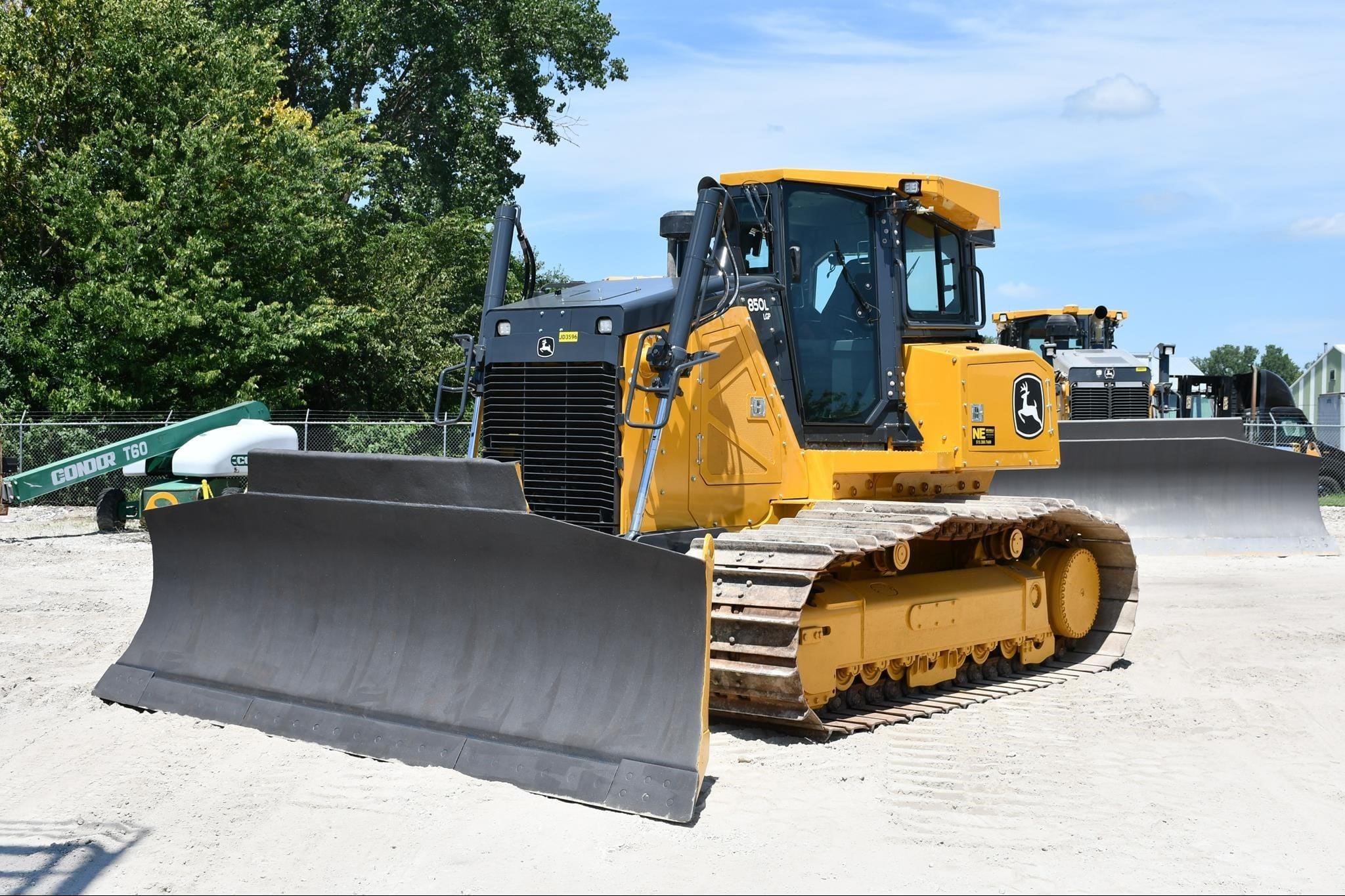 2023 John Deere 850L LGP Equipment Image0