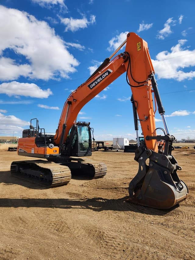 Image of Develon DX225LC-7 equipment image 1