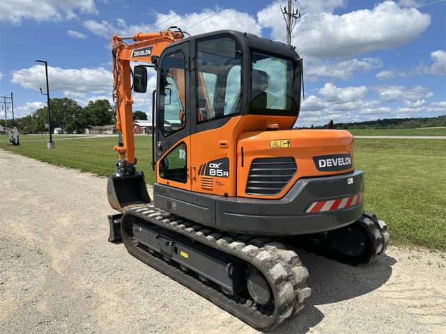 Image of Develon DX85R-3 equipment image 4