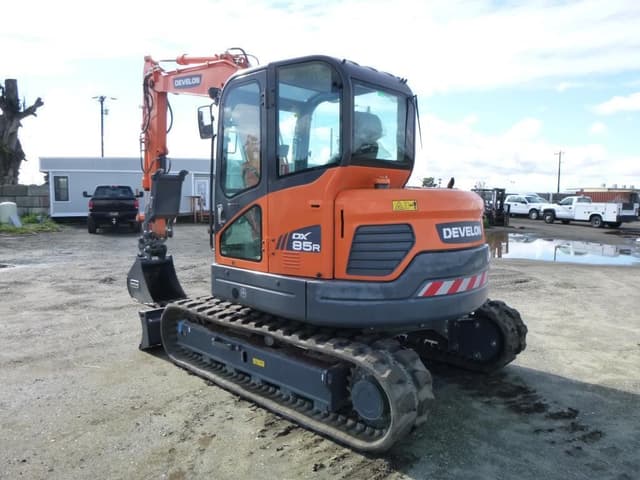 Image of Develon DX85R-3 equipment image 3