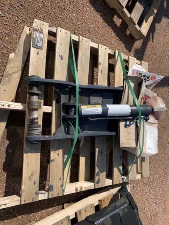 2023 Develon Hydraulic Thumb Equipment Image0