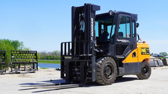Image of Doosan G45S-7 equipment image 1