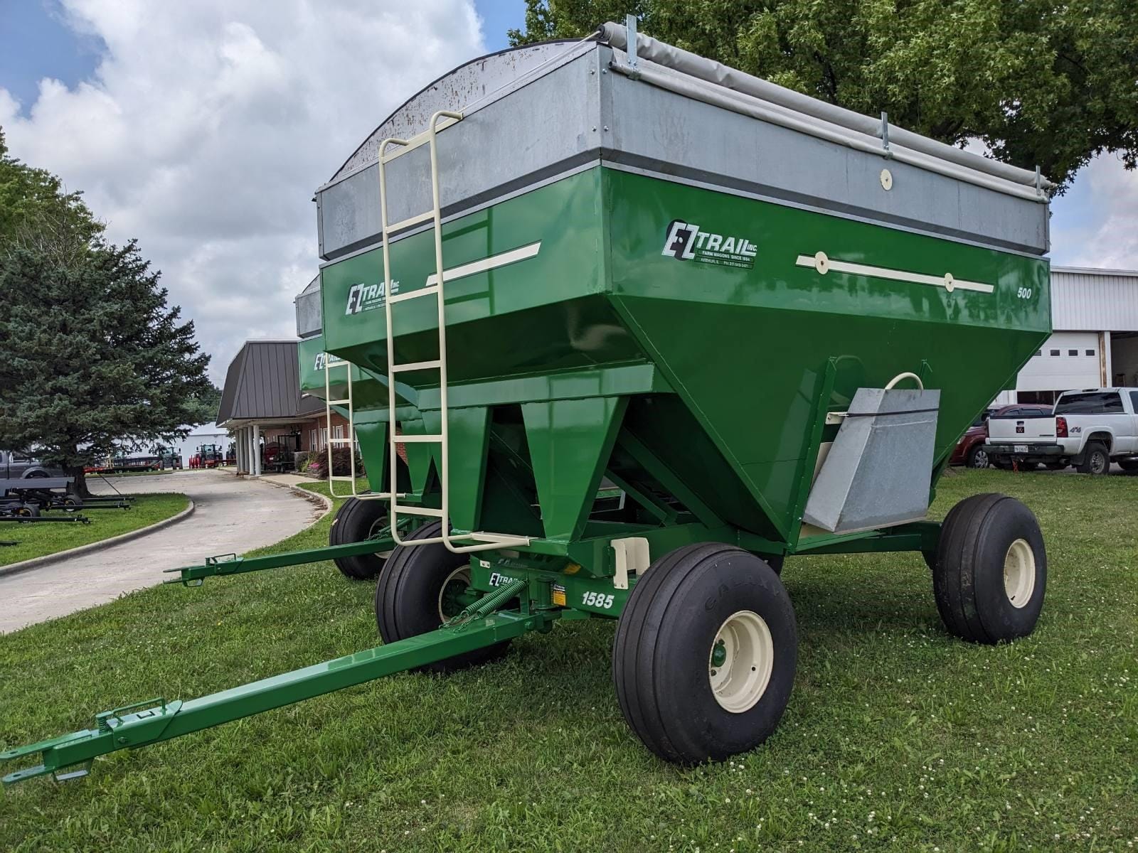 2023 E-Z Trail 500 Equipment Image0