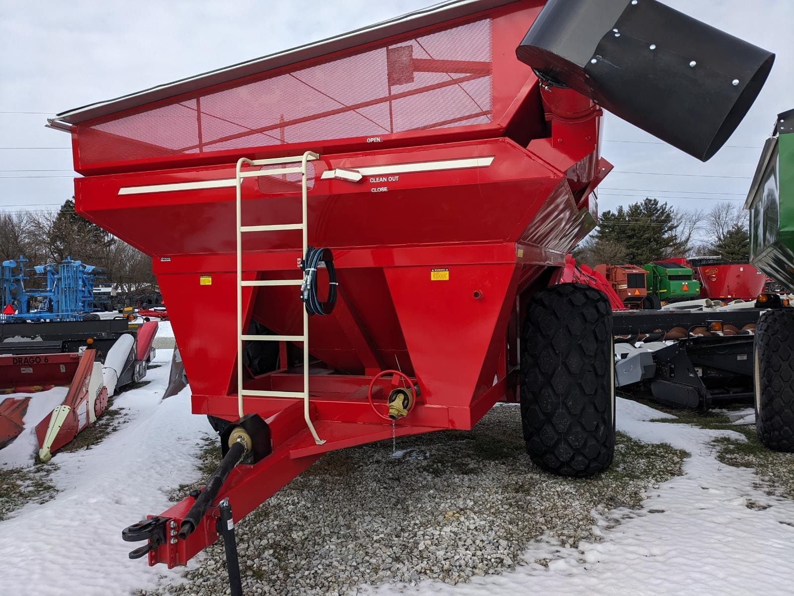 2023 E-Z Trail 710 Equipment Image0