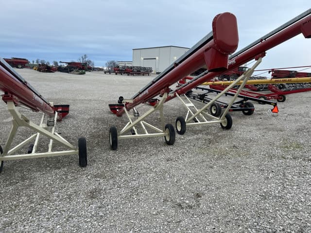 Image of Farm King 1031 equipment image 4