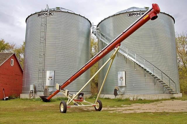 Image of Farm King 836 equipment image 2