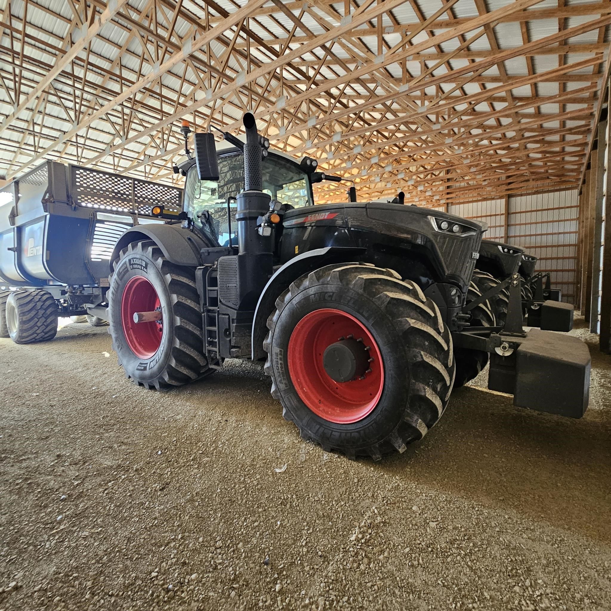 2023 Fendt 1042 Vario Equipment Image0