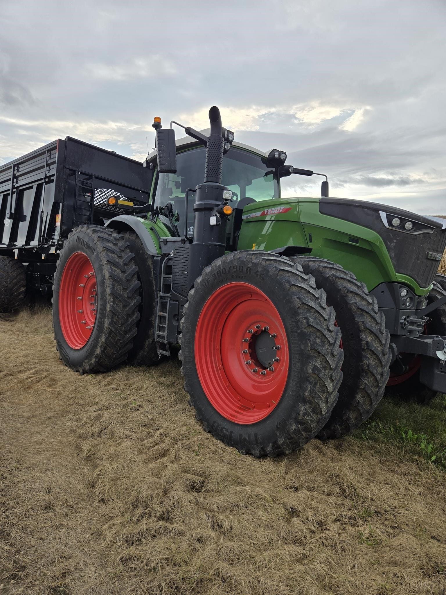 2023 Fendt 1042 Vario Equipment Image0