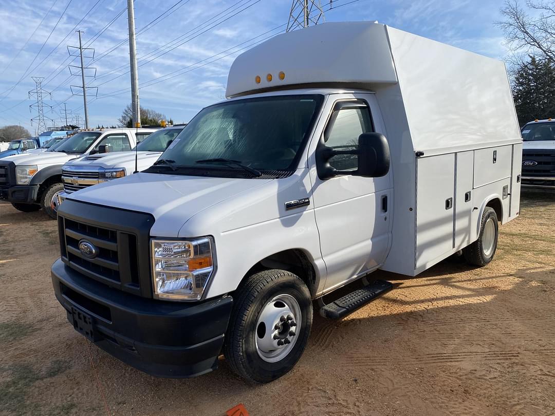 Image of Ford E-350 Primary image