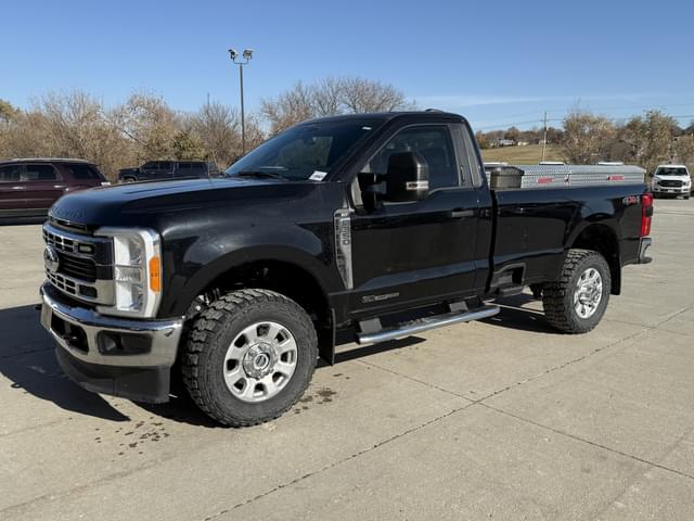 Image of Ford F-350 equipment image 2