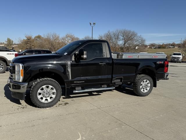 Image of Ford F-350 equipment image 3