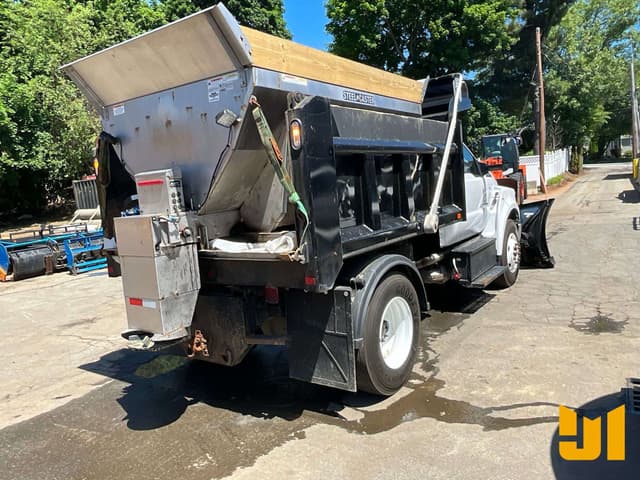 Image of Ford F-750 equipment image 4