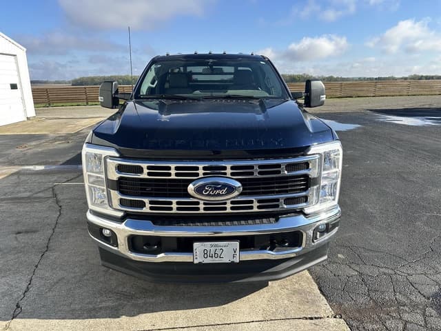 Image of Ford F-350 equipment image 3